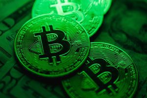 Bitcoin alcanza los $64,000 y tres criptomonedas registran un aumento del 10% ¿Qué impulsa esta tendencia alcista?