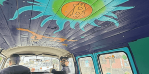 Una «máquina del misterio» recorre las playas de Chile enseñando a vivir con bitcoin